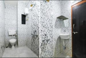 Koupelna v ubytování AMBIENT HOME STAY, In Nashik + 30 fotografií