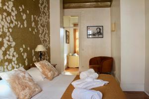 um quarto de hotel com uma cama com toalhas em Garden Mansion in Historic Centre 4 by Lisbonne Collection em Lisboa
