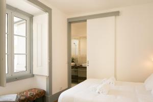 A bed or beds in a room at Classic and Super Central Apartment 20 by Lisbonne Collection