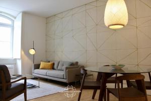 een woonkamer met een bank en een tafel bij Downtown Sleek Apartment 65 by Lisbonne Collection in Lissabon