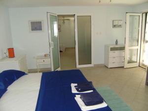 een slaapkamer met een bed met handdoeken erop bij Beachfront Apartment in Tri Porte, with sea view, terrace, air conditioning, WiFi 5208-2 in Potirna