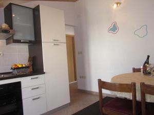 Kuchyň nebo kuchyňský kout v ubytování Apartment in Hvar town with sea view, terrace, air conditioning, W-LAN (3666-5)