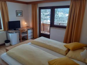 A bed or beds in a room at Pension Hirlatz