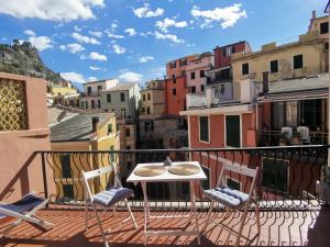 a balcony with a table and chairs on a balcony at SeaBreeze Vernazza in Vernazza