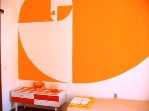 パコシュタネにあるVacation Apartment in Pakoštane with terrace, WiFi, washing machine (3539-4)のオレンジと白の壁の客室