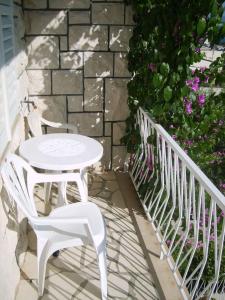 Balkón alebo terasa v ubytovaní Apartment in Omiš with sea view, balcony, air conditioning, Wi-Fi (161-4)