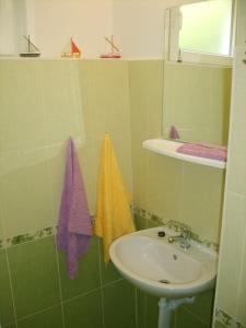 Kúpeľňa v ubytovaní Apartment in Omiš with sea view, balcony, air conditioning, Wi-Fi (161-4)