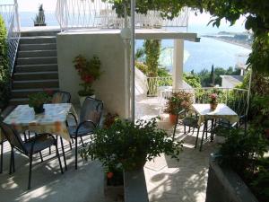Balkón alebo terasa v ubytovaní Apartment in Omiš with sea view, balcony, air conditioning, Wi-Fi (161-4)