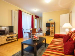 TV a/nebo společenská místnost v ubytování Kaiservillen Heringsdorf - Ferienwohnung mit 1 Schlafzimmer und Balkon D224