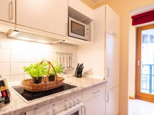 Kuchyň nebo kuchyňský kout v ubytování Kaiservillen Heringsdorf - Ferienwohnung mit 1 Schlafzimmer und Balkon D224 + 5 fotografií
