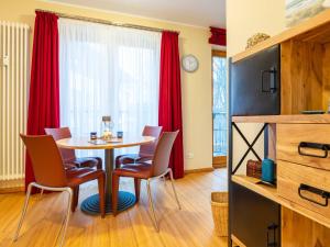 Posezení v ubytování Kaiservillen Heringsdorf - Ferienwohnung mit 1 Schlafzimmer und Balkon D224