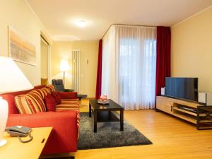 TV a/nebo společenská místnost v ubytování Kaiservillen Heringsdorf - Ferienwohnung mit 1 Schlafzimmer und Balkon D224