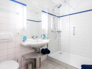 Koupelna v ubytování Kaiservillen Heringsdorf - Ferienwohnung mit 1 Schlafzimmer und Balkon D224