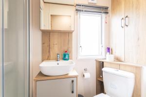 ポックリントンにあるSquirrel Lodge with Hot Tubの洗面台とトイレ付きのバスルーム