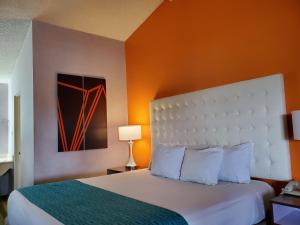 Voodi või voodid majutusasutuse Howard Johnson by Wyndham Phoenix Airport/Downtown Area toas
