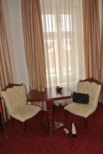 a room with a table and two chairs and a window at Garni Hotel Beograd in Negotin