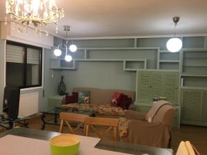 - un salon avec un canapé et une table dans l'établissement Apartamento Pamplona Comfort, à Pampelune