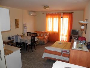 Kuchyňa alebo kuchynka v ubytovaní Apartments Milan in Baska (863)