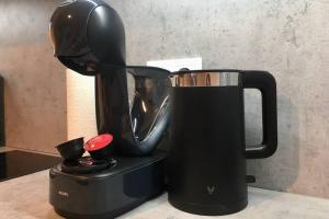 eine schwarze Kaffeemaschine auf dem Tisch in der Unterkunft Apartament Fibra Brownie in Rybnik