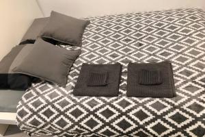 ein Bett mit zwei Kissen darüber in der Unterkunft Apartament Fibra Brownie in Rybnik