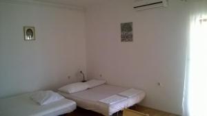 Posteľ alebo postele v izbe v ubytovaní Apartment in Kustici with sea view, terrace, air conditioning, Wi-Fi (4847-4)