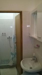 Kúpeľňa v ubytovaní Apartment in Kustici with sea view, terrace, air conditioning, Wi-Fi (4847-4)