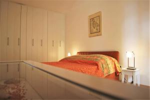sypialnia z łóżkiem z czerwonym kocem w obiekcie Guesthouse Rovinj (4285) w Rovinj