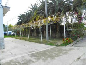 Ein Garten an der Unterkunft Apartment in Duce with air conditioning, Wi-Fi, washing machine (4166-1)