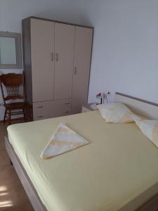 1 dormitorio con 1 cama blanca grande y 1 silla en Apartment in Pisak with sea view, terrace, air conditioning, Wi-Fi (4857-1), en Pisak
