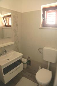Koupelna v ubytování Apartment in Susak with air conditioning, W-LAN (3865-6)