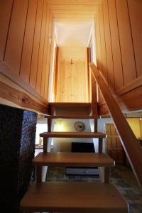 een kleine kamer met een trap in een houten hut bij Drewniany domek Żurawi Trakt in Ząbrsko Dolne