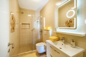Kúpeľňa v ubytovaní Beachfront Apartments Pisak 102 + 37 fotografií