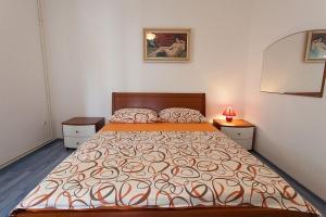 sypialnia z łóżkiem i 2 szafkami nocnymi w obiekcie Large Terrace Apartment in Omisalj 3623-3 w mieście Omišalj