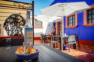 A restaurant or other place to eat at HOTEL BOUTIQUE EL VIEJO MUNDO