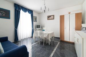 Kuchyň nebo kuchyňský kout v ubytování Apartment in Savudrija with sea view, terrace, air conditioning, Wi-Fi (123-9)