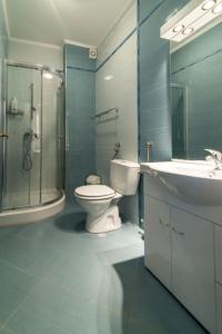 y baño con aseo, lavabo y ducha. en Apartment in Savudrija with sea view, terrace, air conditioning, Wi-Fi (123-9), en Savudrija