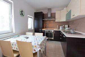 Küche/Küchenzeile in der Unterkunft Seaview Apartment Omisalj 3623-2