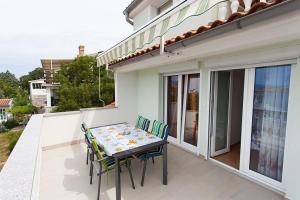 Ein Balkon oder eine Terrasse in der Unterkunft Seaview Apartment Omisalj 3623-2