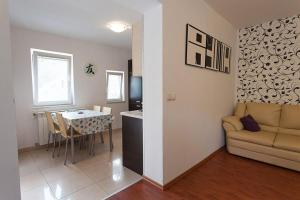 Ein Sitzbereich in der Unterkunft Seaview Apartment Omisalj 3623-2