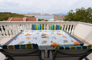 ein Tisch und Stühle auf einem Balkon in der Unterkunft Seaview Apartment Omisalj 3623-2 in Omišalj + 25 Fotos