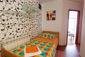 Ein Bett oder Betten in einem Zimmer der Unterkunft Seaview Apartment Omisalj 3623-2