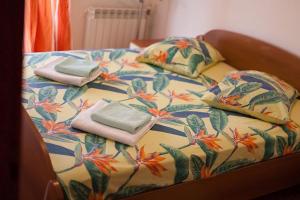 ein Bett mit Handtüchern und Kissen darüber in der Unterkunft Seaview Apartment Omisalj 3623-2 in Omišalj
