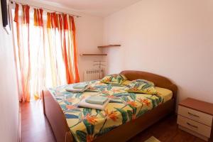 Ein Bett oder Betten in einem Zimmer der Unterkunft Seaview Apartment Omisalj 3623-2