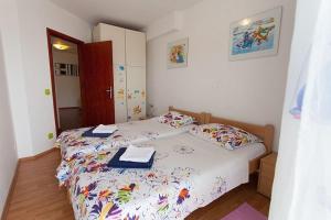 Ein Bett oder Betten in einem Zimmer der Unterkunft Seaview Apartment Omisalj 3623-2