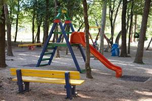 Ein Kinderspielbereich in der Unterkunft Seaview Apartment Omisalj 3623-2