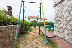 Ein Kinderspielbereich in der Unterkunft Seaview Apartment Omisalj 3623-2
