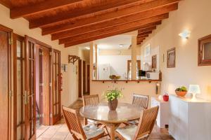 a kitchen and dining room with a table and chairs at Casa Elvira Hermigua in Hermigua