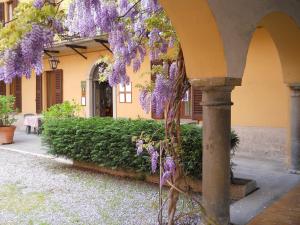 una corona di fiori viola appesa a un edificio di Albergo Ristorante Aquila a Sulzano