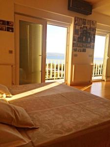 Posteľ alebo postele v izbe v ubytovaní Beachfront Apartment with seaview 3425-12 + 37 fotografií