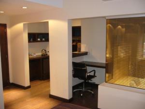 a office with a desk and a chair in a room at 646 Hotel Balcarce in Balcarce